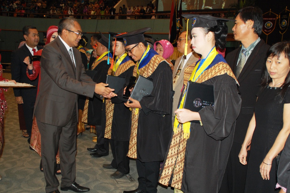 Wisuda Universitas Budi Luhur April 2014 JCC 2
